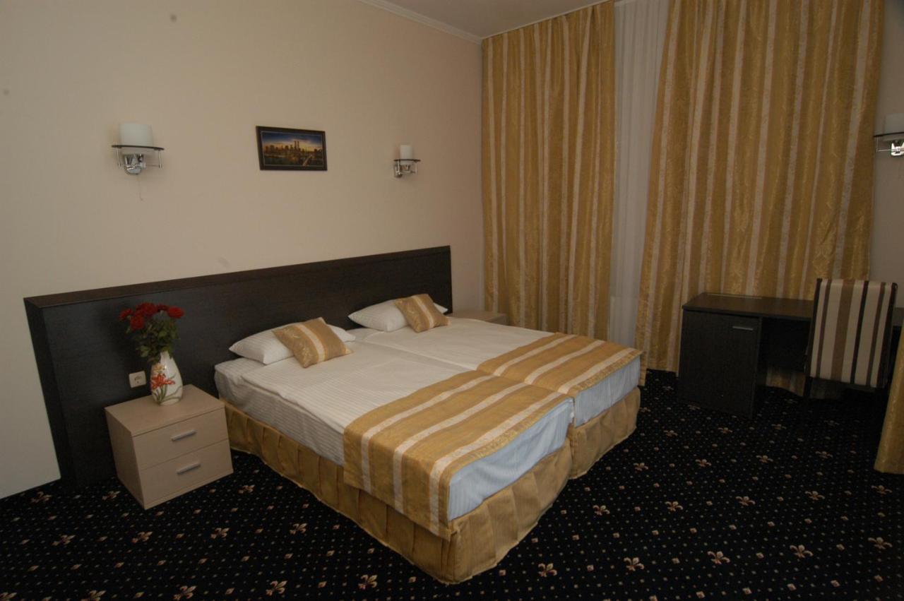 Manhattan Hotel & Restaurant Chisinau Exterior photo